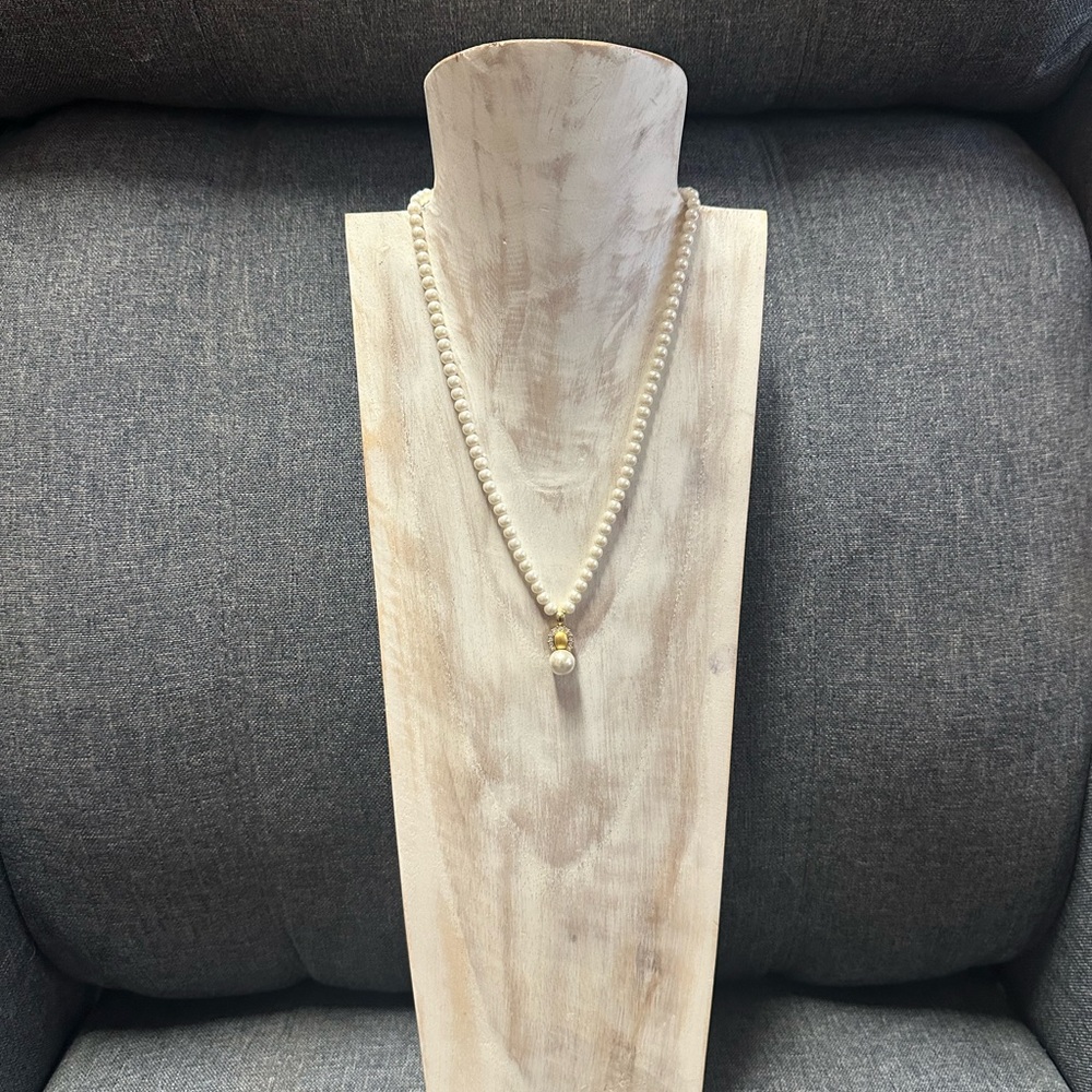 Elegant Pearl Necklace with Gold Accents - Picture 9 of 11